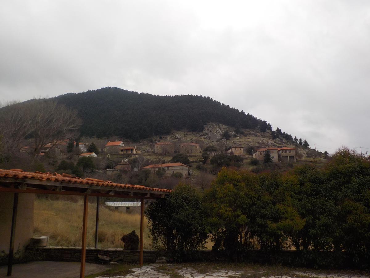 Enoikiazomena Petropoulos Aparthotel Ano Lousoi Buitenkant foto