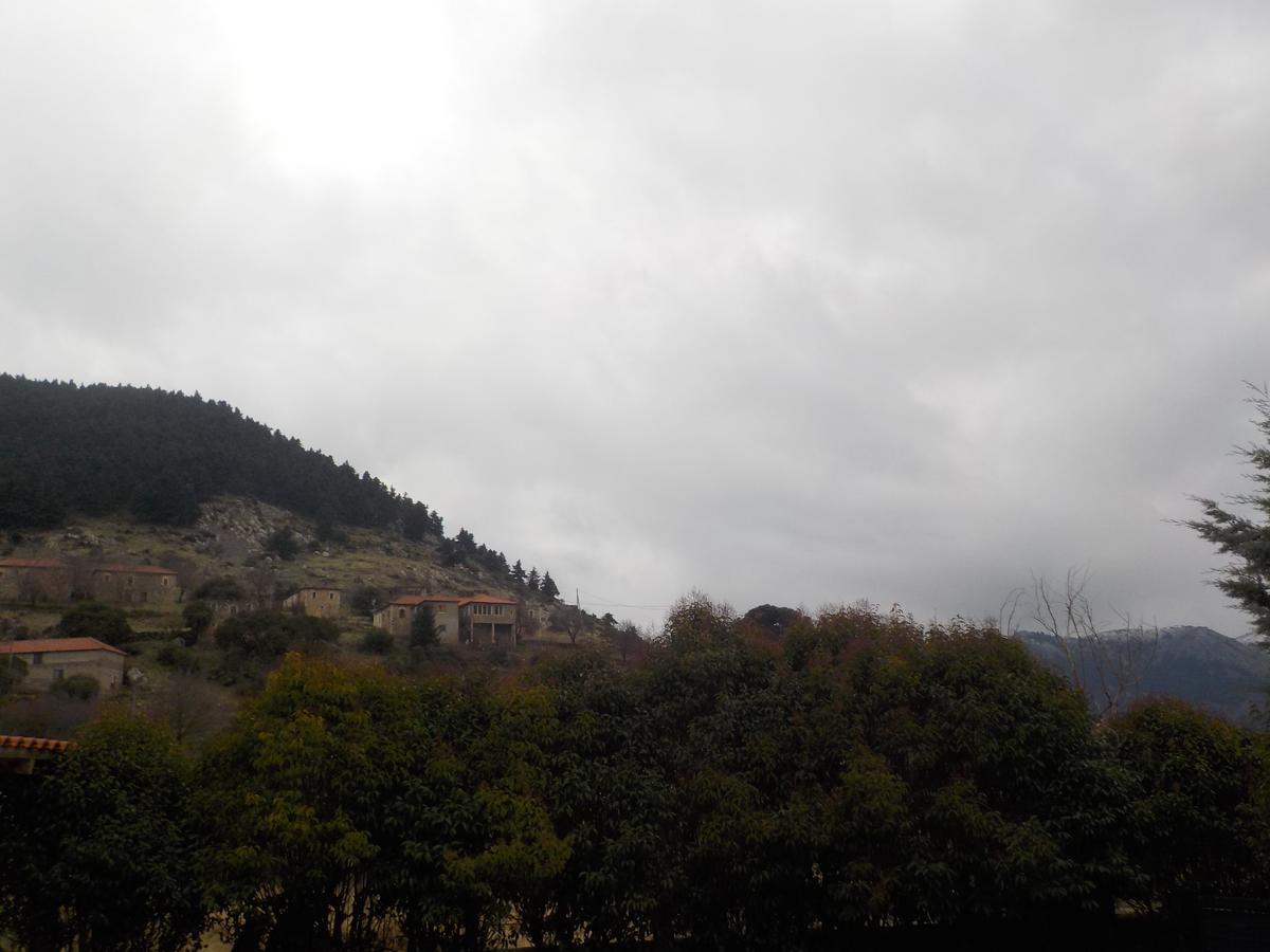 Enoikiazomena Petropoulos Aparthotel Ano Lousoi Buitenkant foto