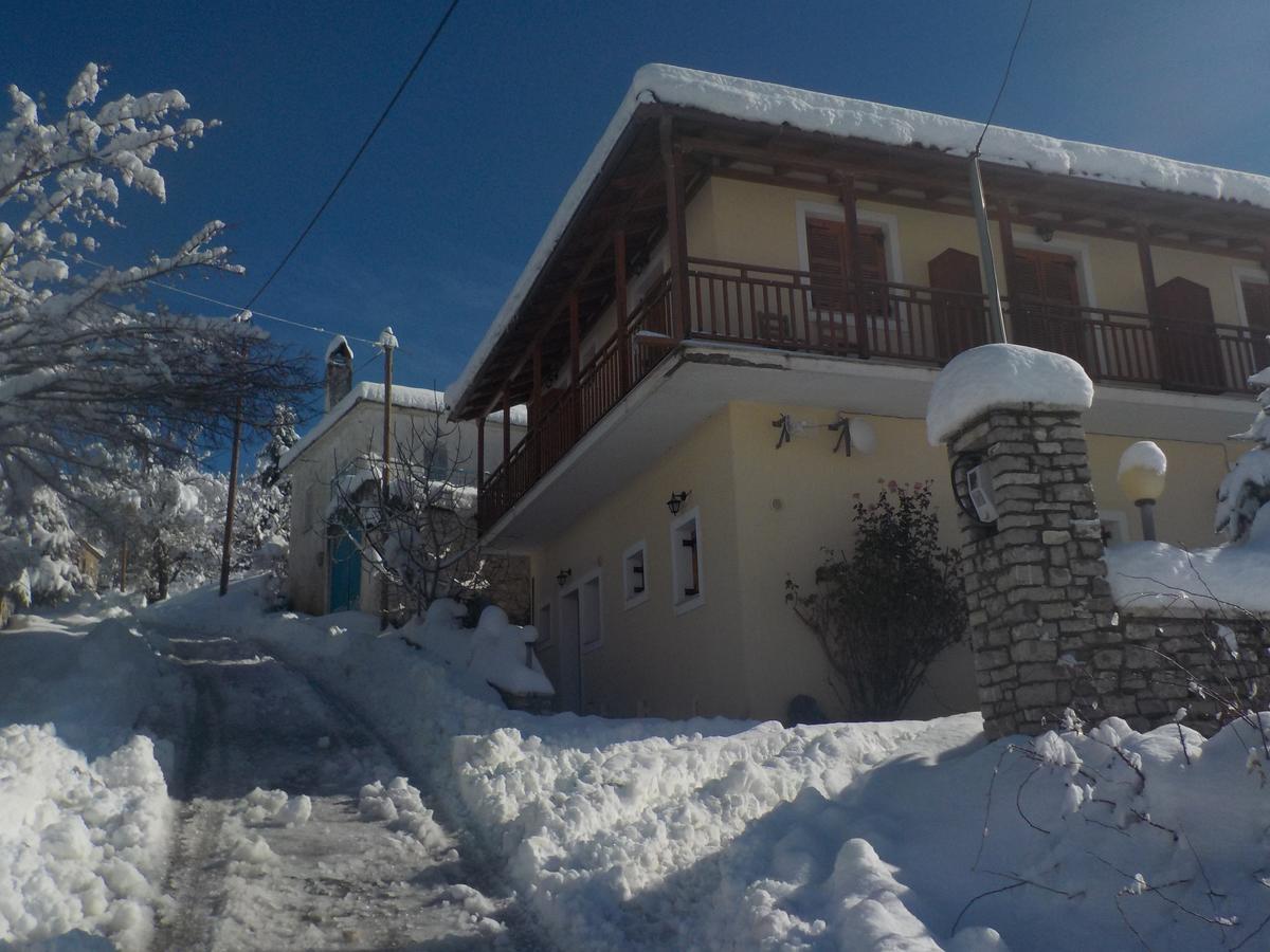 Enoikiazomena Petropoulos Aparthotel Ano Lousoi Buitenkant foto