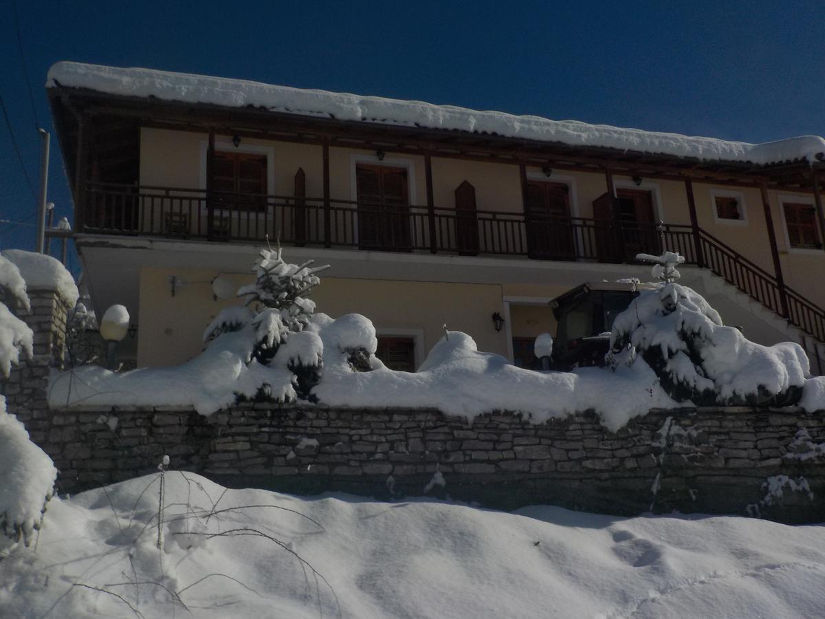 Enoikiazomena Petropoulos Aparthotel Ano Lousoi Buitenkant foto