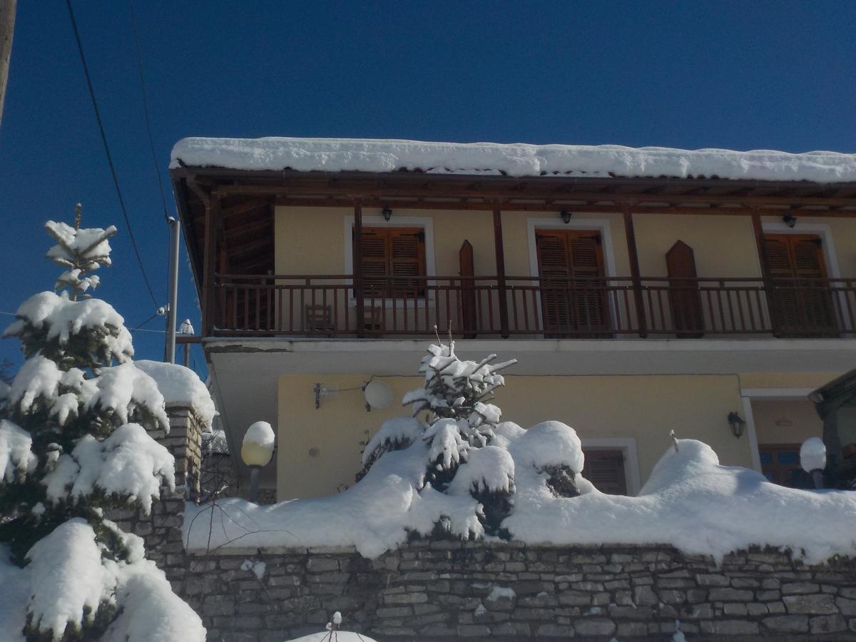 Enoikiazomena Petropoulos Aparthotel Ano Lousoi Buitenkant foto