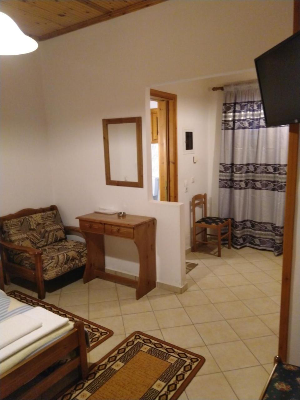 Enoikiazomena Petropoulos Aparthotel Ano Lousoi Buitenkant foto